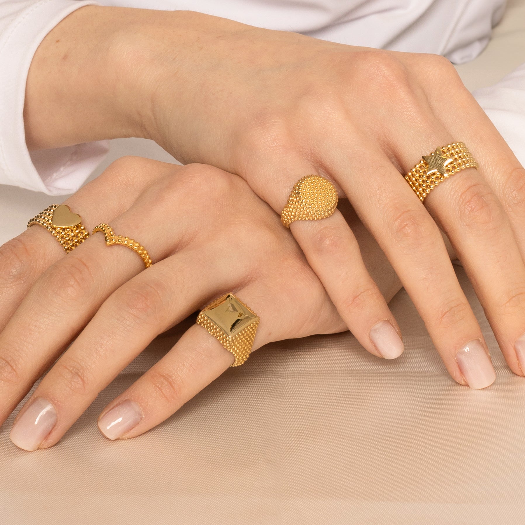 Anello fascia pomellata con stella