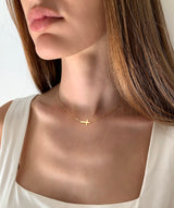Choker con croce al lato